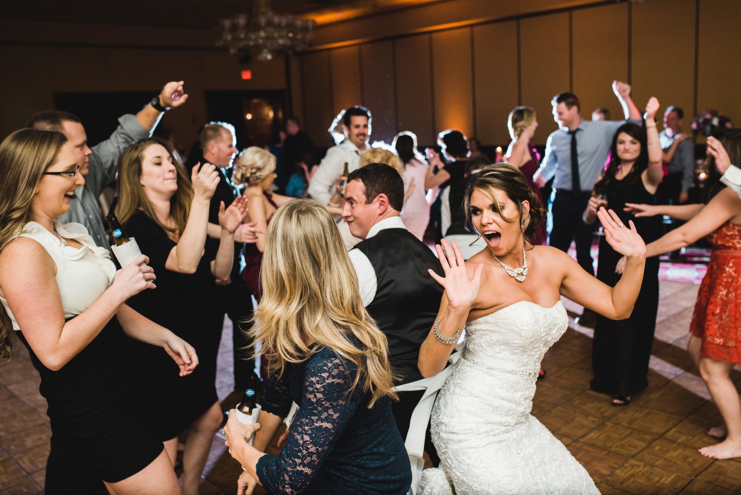 7 Important Wedding DJ Tips Every Couple Should Read - I Said Yes!