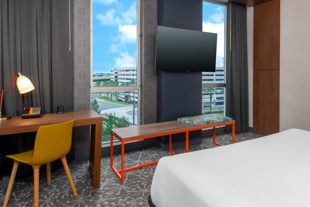 Kind Standard room with desk at Aloft Orlando Downtown