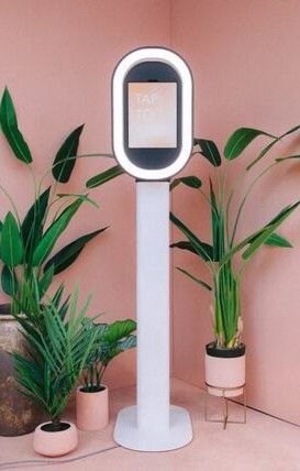 Simple and chic small photobooth stand