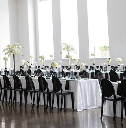 simple and chic black and white wedding reception tablespaces